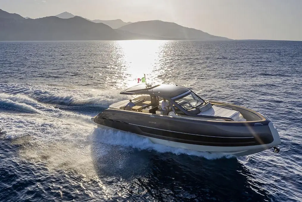 Invictus 460, cubierta principal — Yacht Charter Marbella, Marbella. Tardes rápidas en la costa de Marbella
