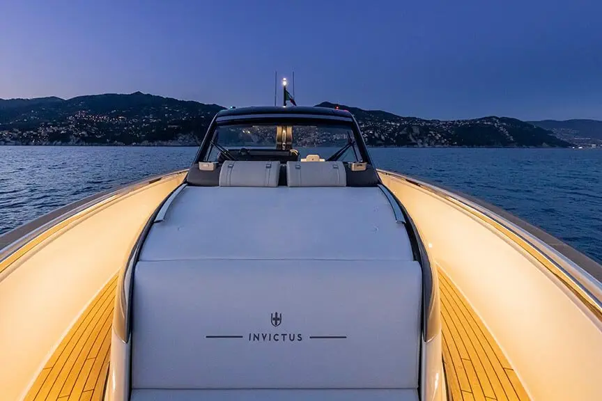 Invictus 460, cubierta de popa — Yacht Charter Marbella, Marbella. Tardes rápidas en la costa de Marbella
