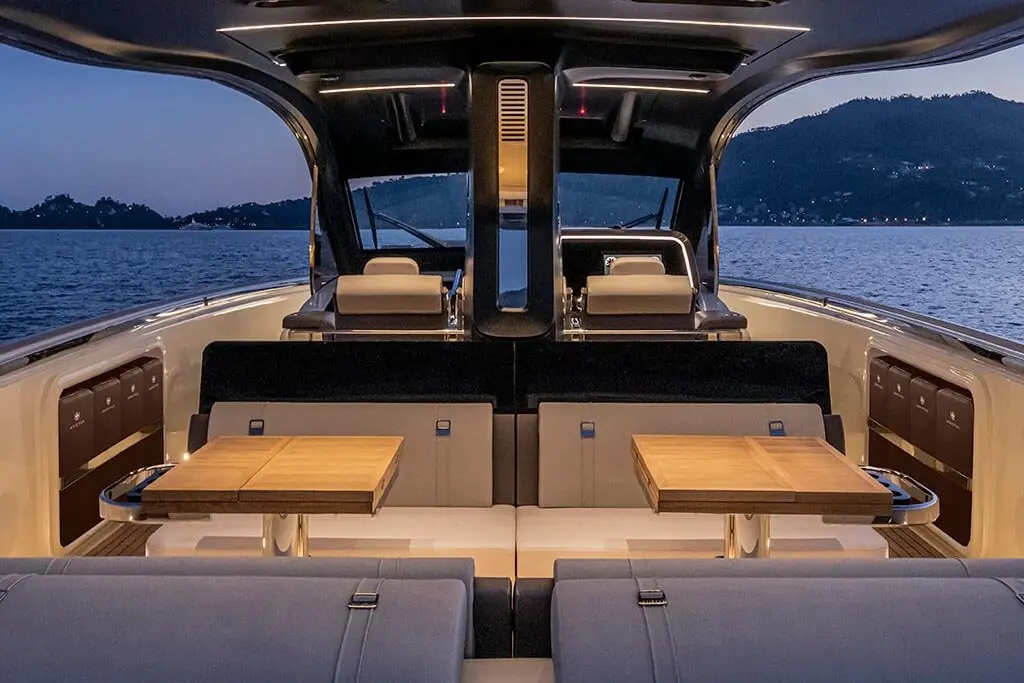 Invictus 460, salón — Yacht Charter Marbella, Marbella. Tardes rápidas en la costa de Marbella