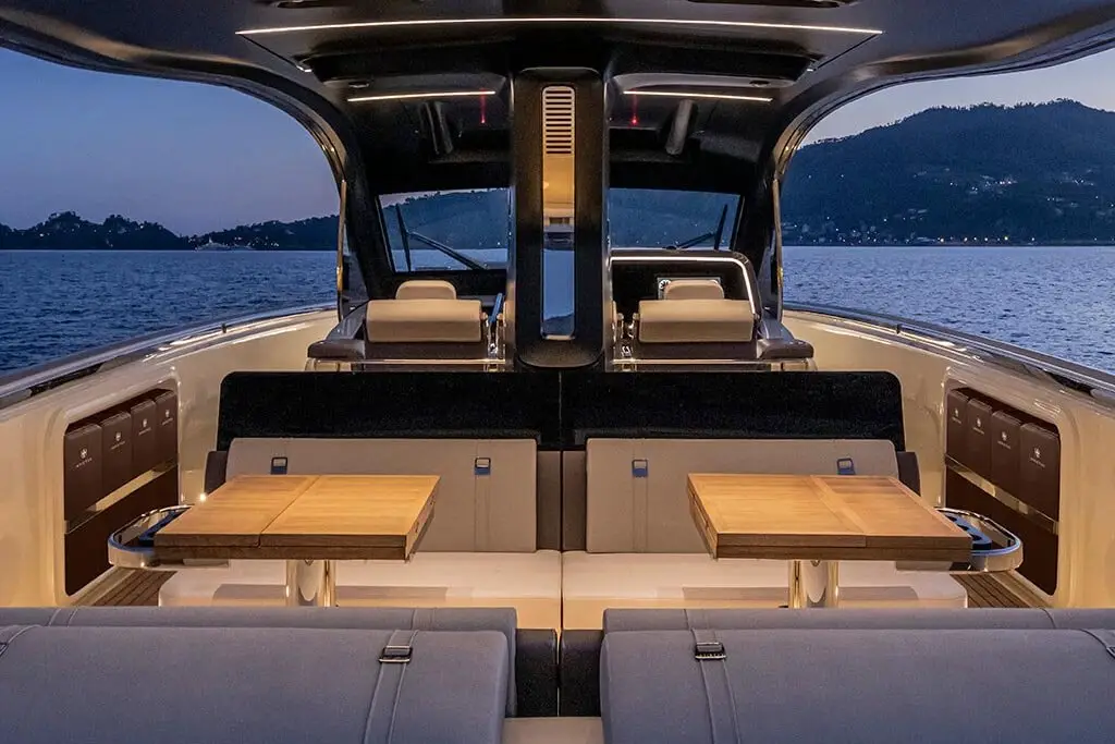 Invictus 460, salón — Yacht Charter Marbella, Marbella. Tardes rápidas en la costa de Marbella