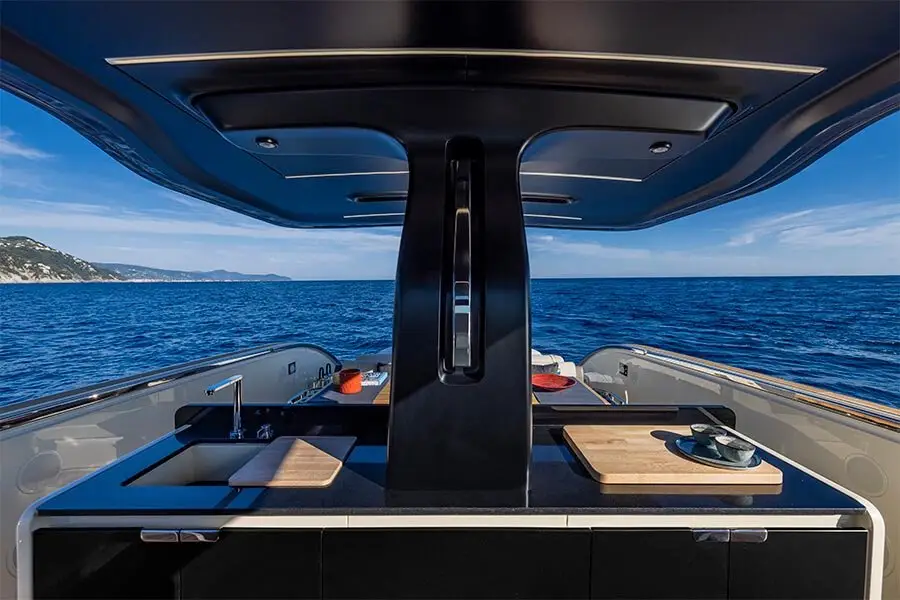 Invictus 460, camarote principal — Yacht Charter Marbella, Marbella. Tardes rápidas en la costa de Marbella
