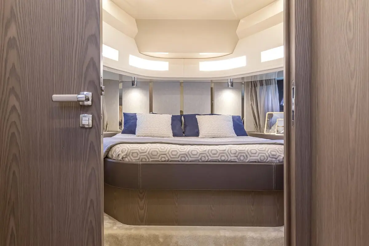 Invictus 460, exterior — Yacht Charter Marbella, Marbella. Tardes rápidas en la costa de Marbella