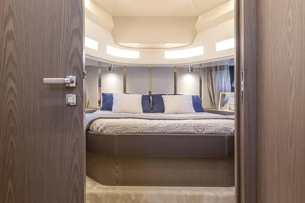 Invictus 460, exterior — Yacht Charter Marbella, Marbella. Tardes rápidas en la costa de Marbella