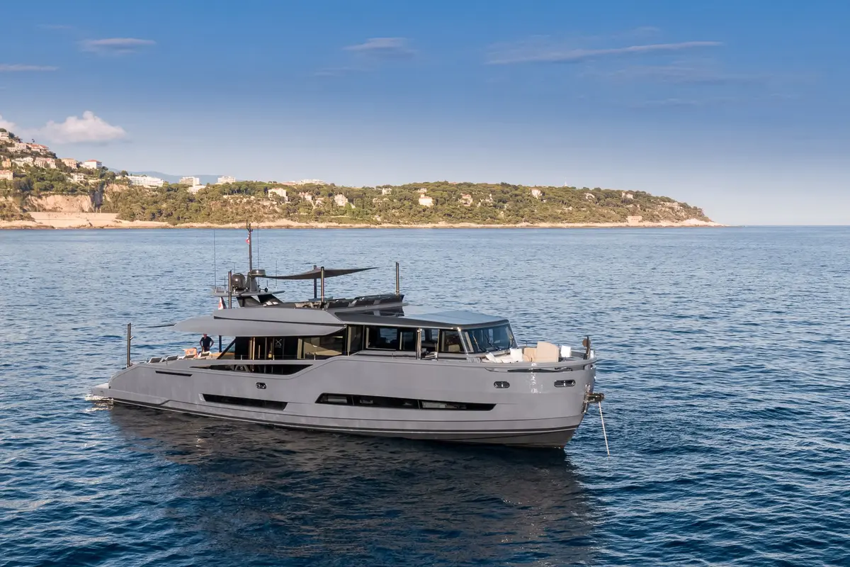 Extra 86 — Yacht Charter Marbella, Marbella. Terrazas abatibles y baño directo frente a Estepona