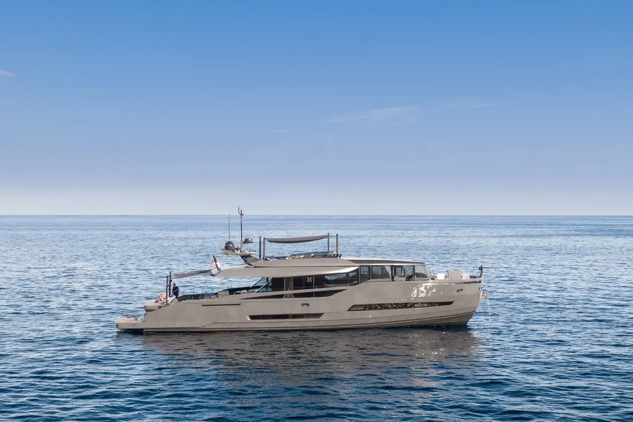 Extra 86, exterior — Yacht Charter Marbella, Marbella. Terrazas abatibles y baño directo frente a Estepona
