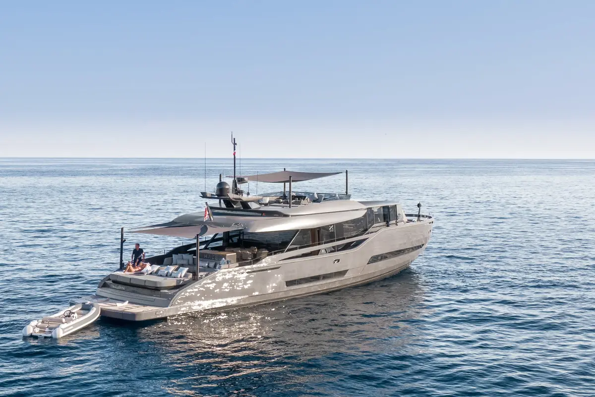 Extra 86, cubierta principal — Yacht Charter Marbella, Marbella. Terrazas abatibles y baño directo frente a Estepona
