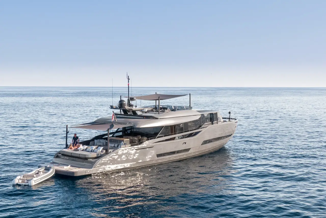 Extra 86, cubierta principal — Yacht Charter Marbella, Marbella. Terrazas abatibles y baño directo frente a Estepona