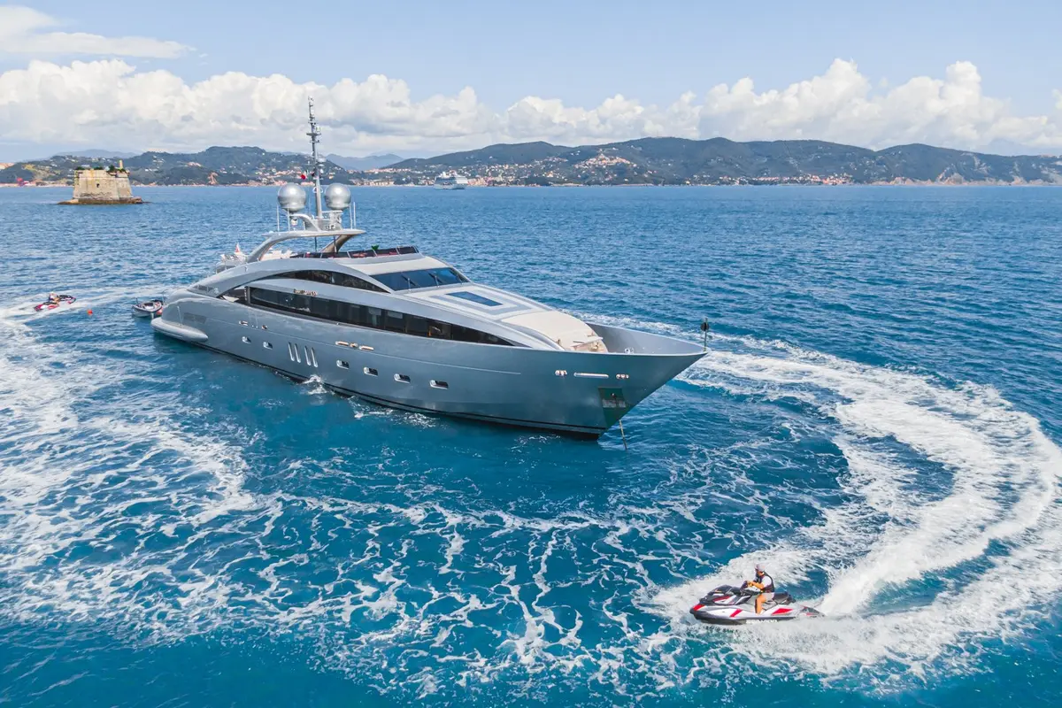 Silver Wind — Yacht Charter Marbella, Marbella. Solárium con spa rumbo a las playas de Estepona