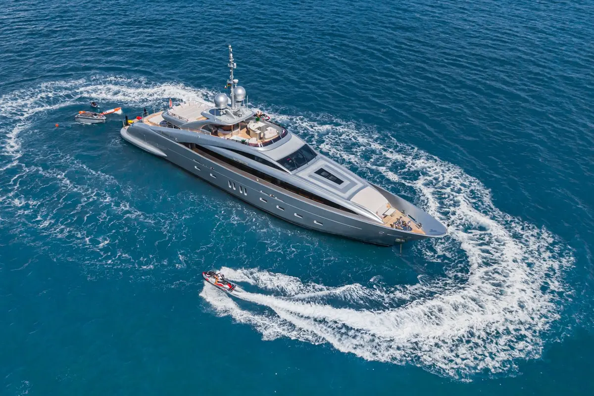 Silver Wind, exterior — Yacht Charter Marbella, Marbella. Solárium con spa rumbo a las playas de Estepona