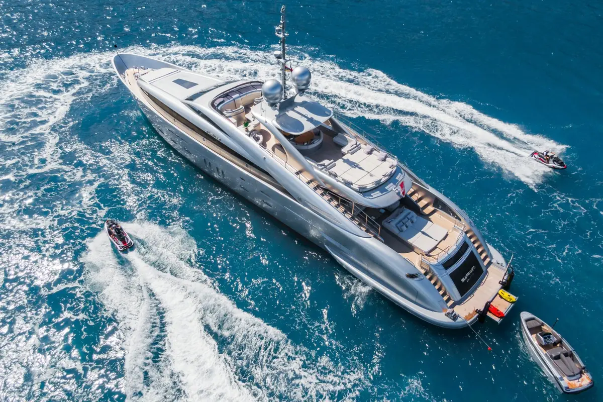Silver Wind, cubierta principal — Yacht Charter Marbella, Marbella. Solárium con spa rumbo a las playas de Estepona