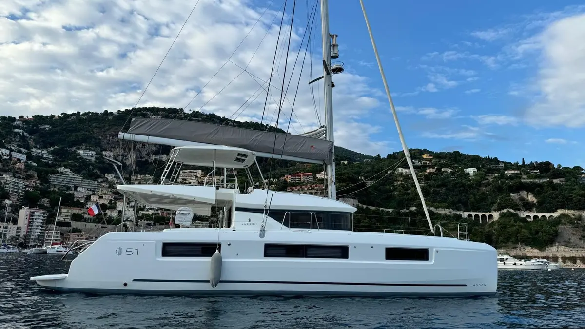 Lagoon 5.1 — Yacht Charter Marbella, Marbella. Catamarán estable para grupos frente a Estepona