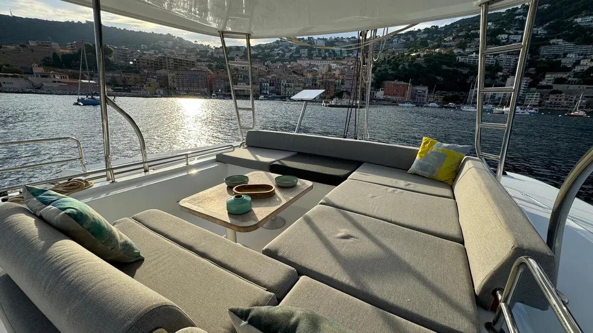 Lagoon 5.1, cubierta principal — Yacht Charter Marbella, Marbella. Catamarán estable para grupos frente a Estepona