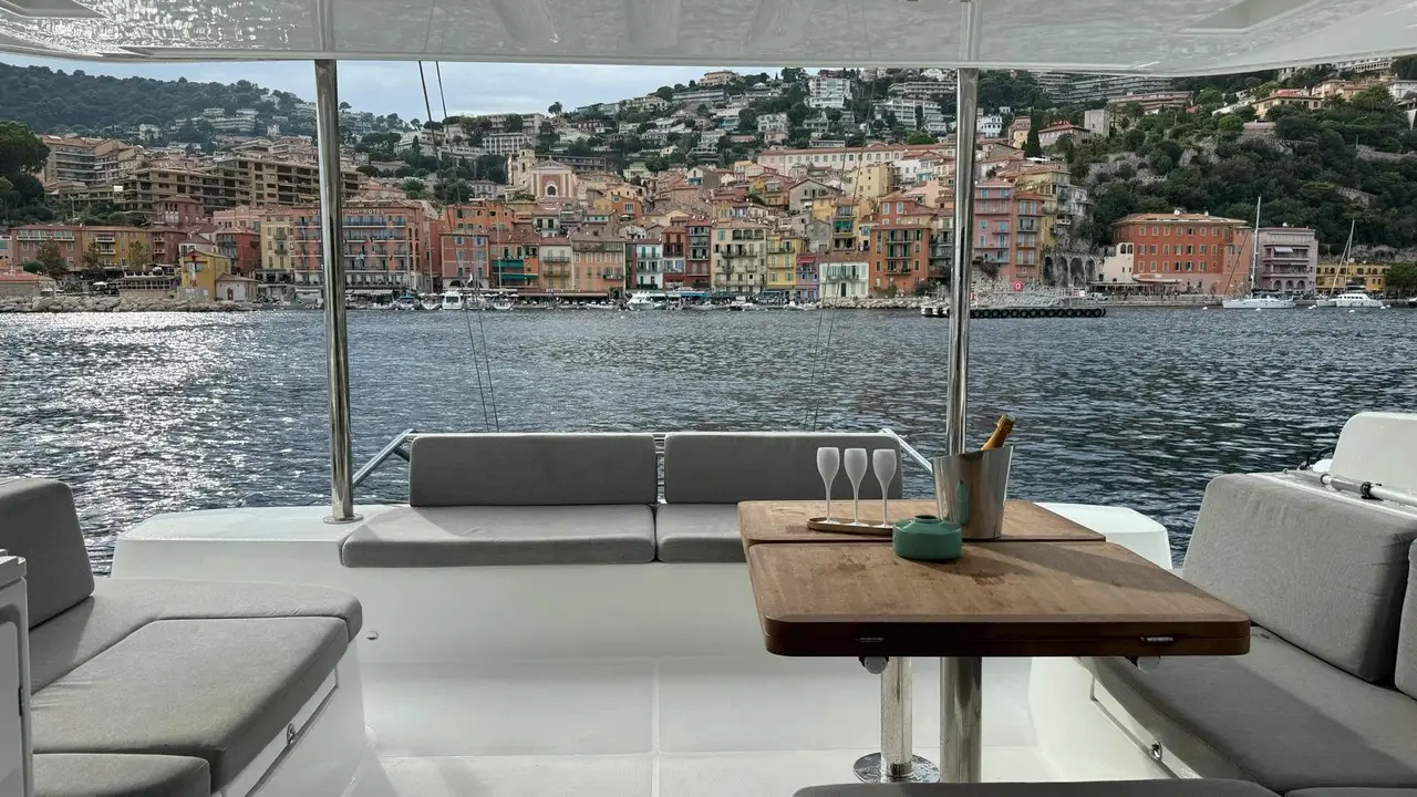 Lagoon 5.1, cubierta de popa — Yacht Charter Marbella, Marbella. Catamarán estable para grupos frente a Estepona