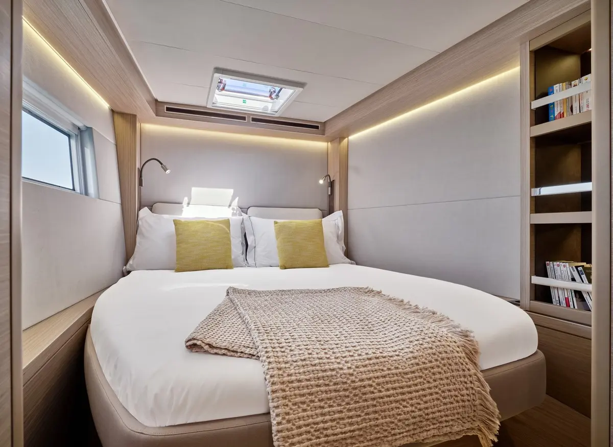 Lagoon 5.1, salón — Yacht Charter Marbella, Marbella. Catamarán estable para grupos frente a Estepona