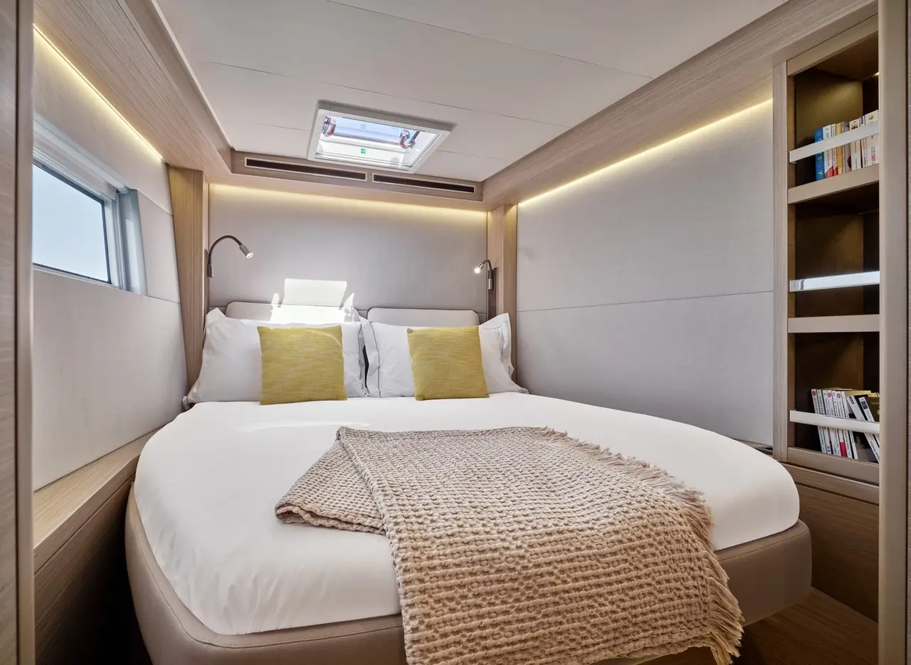 Lagoon 5.1, salón — Yacht Charter Marbella, Marbella. Catamarán estable para grupos frente a Estepona