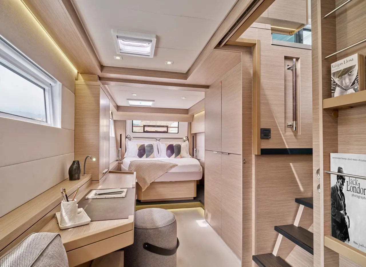 Lagoon 5.1, camarote principal — Yacht Charter Marbella, Marbella. Catamarán estable para grupos frente a Estepona