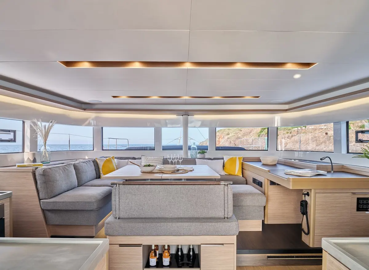Lagoon 5.1, flybridge — Yacht Charter Marbella, Marbella. Catamarán estable para grupos frente a Estepona