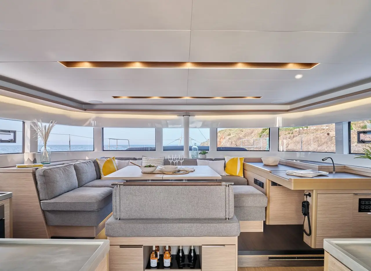 Lagoon 5.1, flybridge — Yacht Charter Marbella, Marbella. Catamarán estable para grupos frente a Estepona