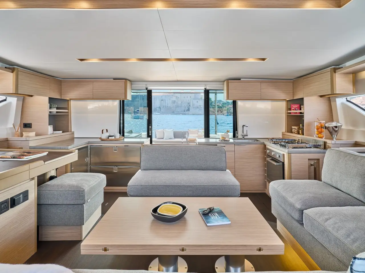 Lagoon 5.1, exterior — Yacht Charter Marbella, Marbella. Catamarán estable para grupos frente a Estepona