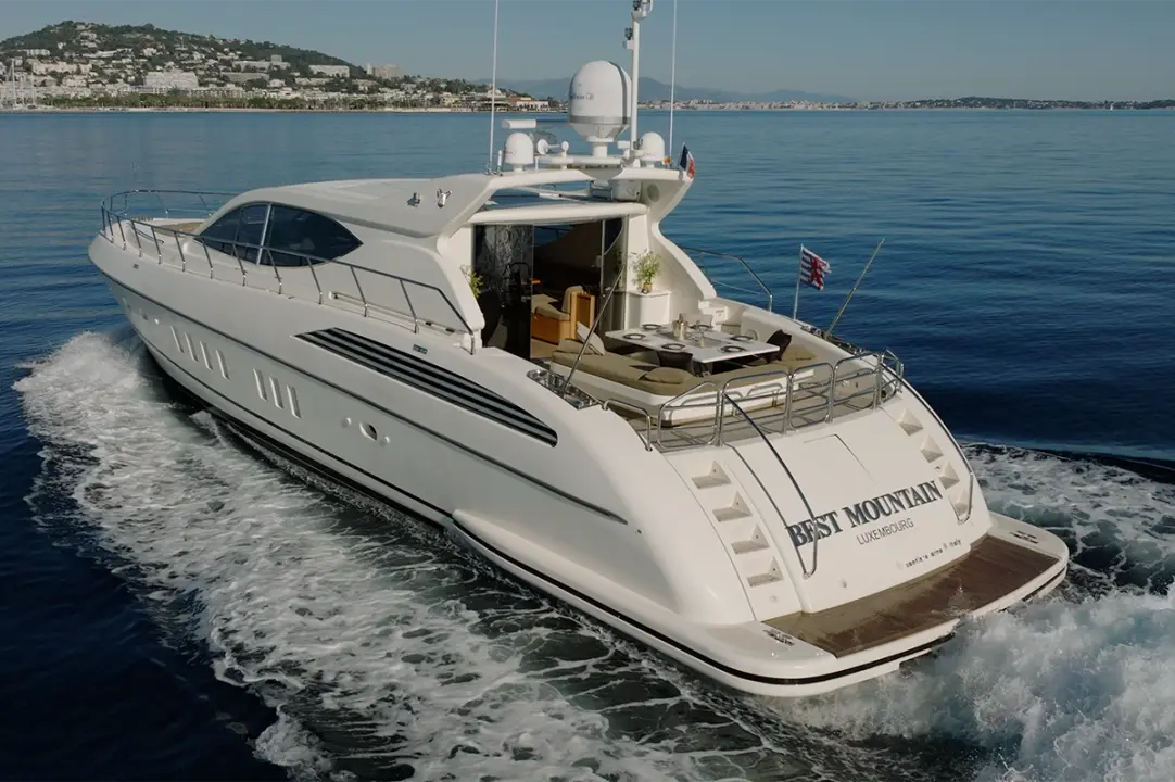 Leopard 24 — Yacht Charter Marbella, Marbella. Cubierta amplia y tres cabinas rumbo a Estepona