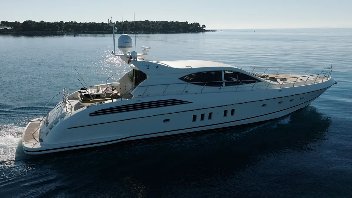 Leopard 24, exterior — Yacht Charter Marbella, Marbella. Cubierta amplia y tres cabinas rumbo a Estepona