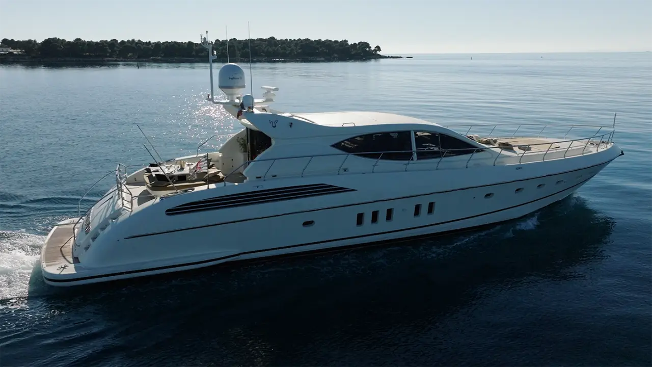 Leopard 24, exterior — Yacht Charter Marbella, Marbella. Cubierta amplia y tres cabinas rumbo a Estepona
