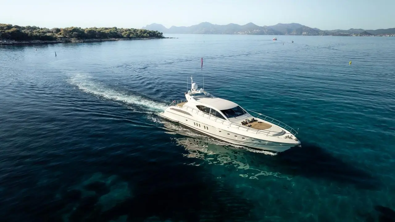 Leopard 24, cubierta principal — Yacht Charter Marbella, Marbella. Cubierta amplia y tres cabinas rumbo a Estepona