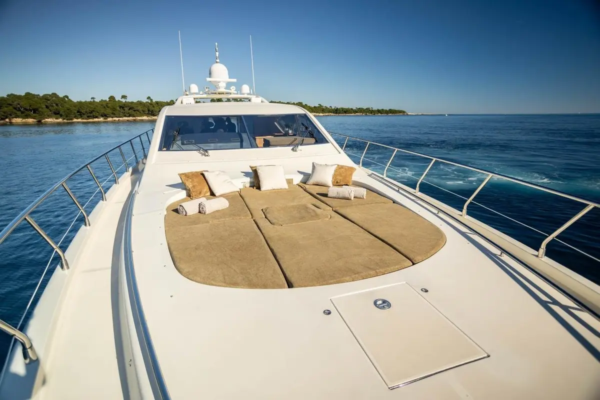 Leopard 24, cubierta de popa — Yacht Charter Marbella, Marbella. Cubierta amplia y tres cabinas rumbo a Estepona