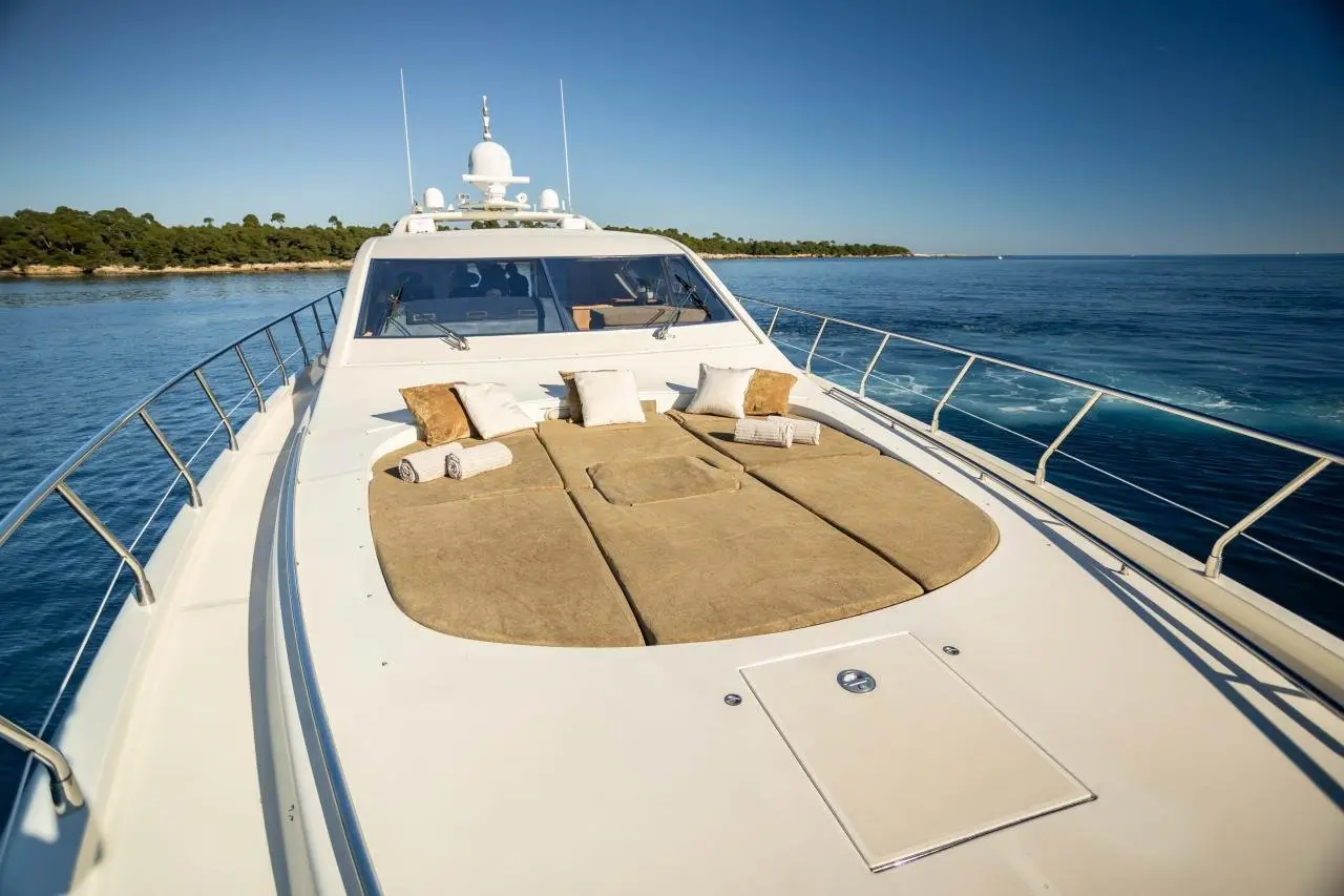 Leopard 24, cubierta de popa — Yacht Charter Marbella, Marbella. Cubierta amplia y tres cabinas rumbo a Estepona
