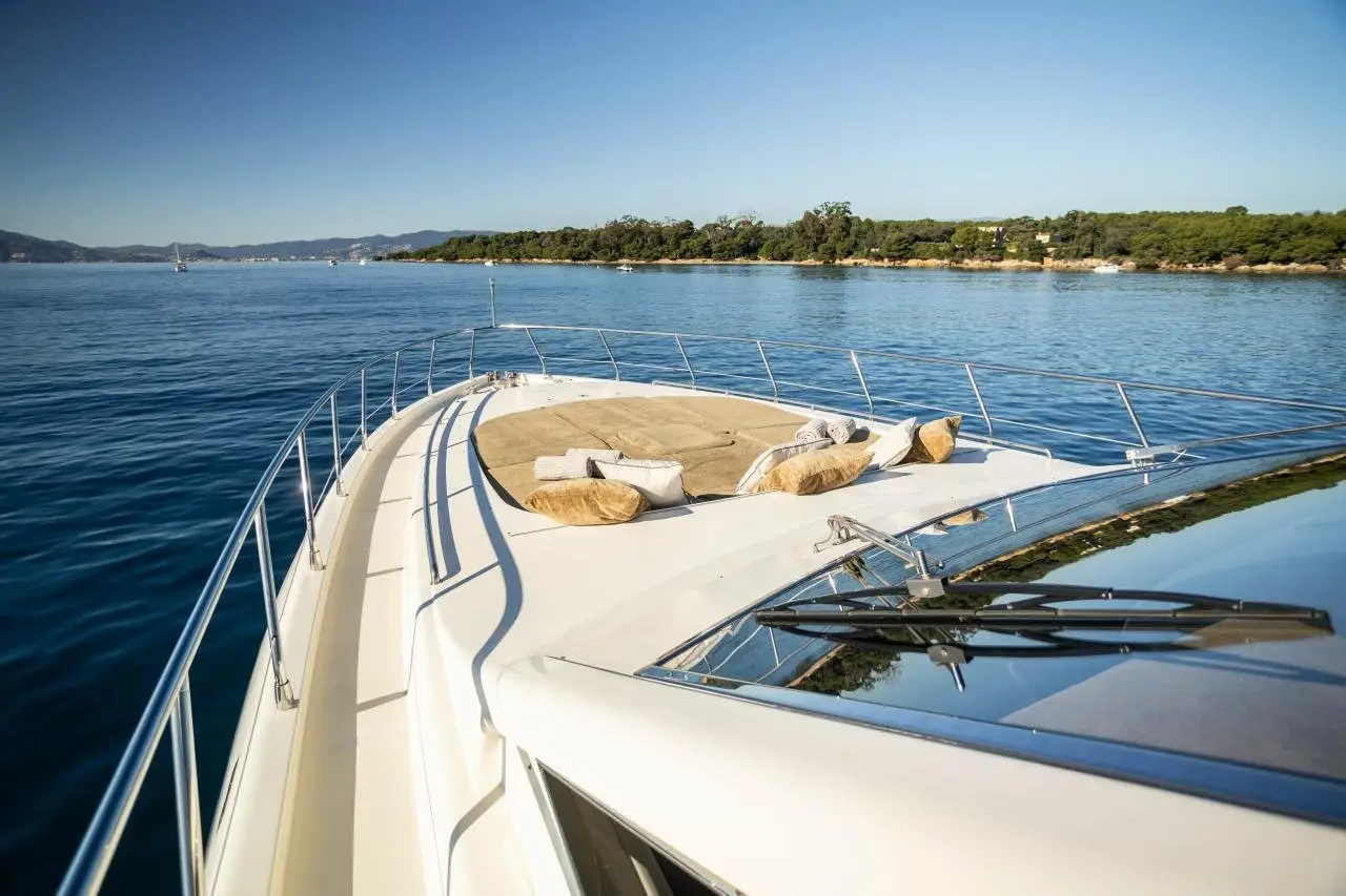 Leopard 24, salón — Yacht Charter Marbella, Marbella. Cubierta amplia y tres cabinas rumbo a Estepona