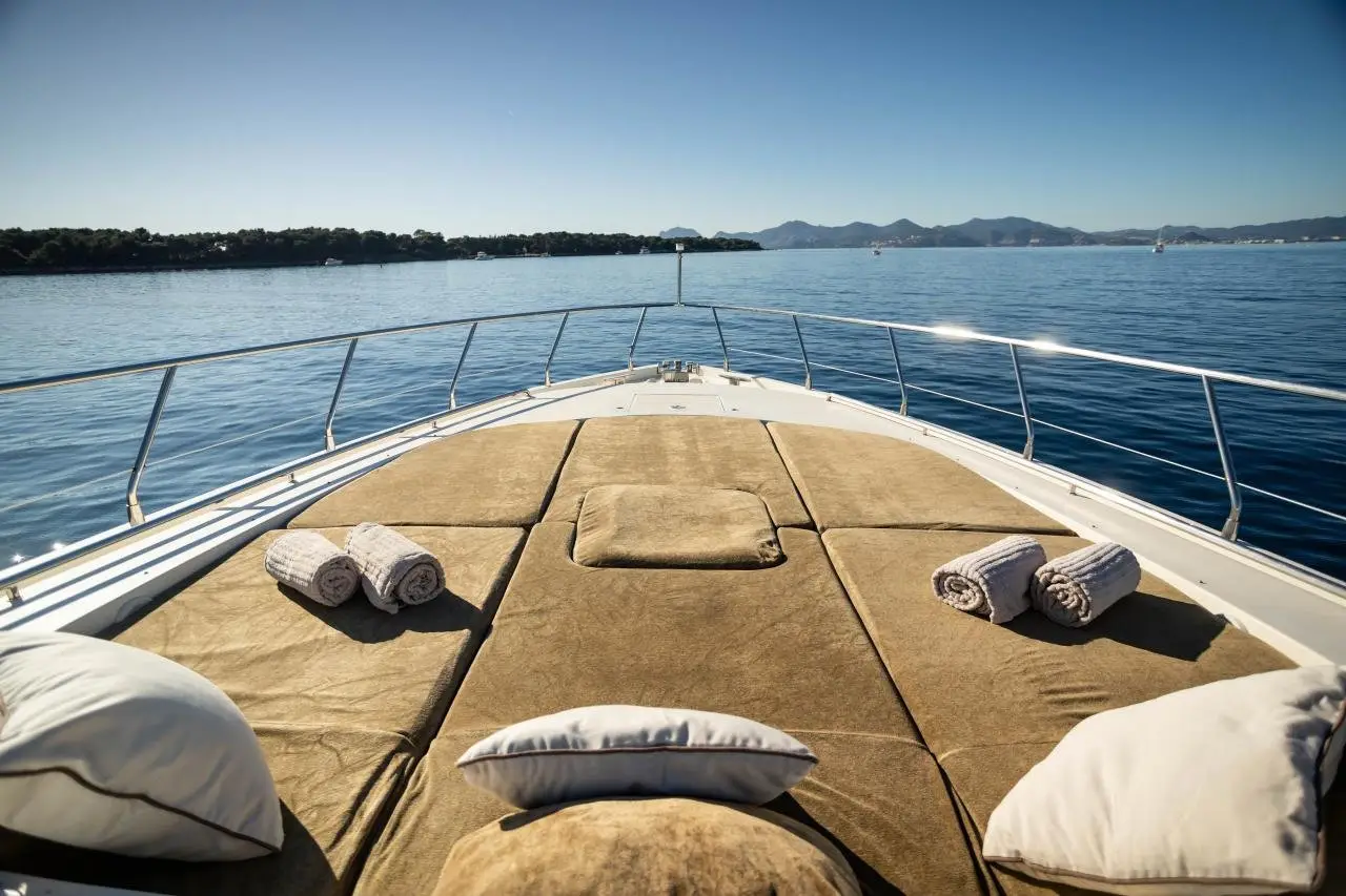 Leopard 24, camarote principal — Yacht Charter Marbella, Marbella. Cubierta amplia y tres cabinas rumbo a Estepona