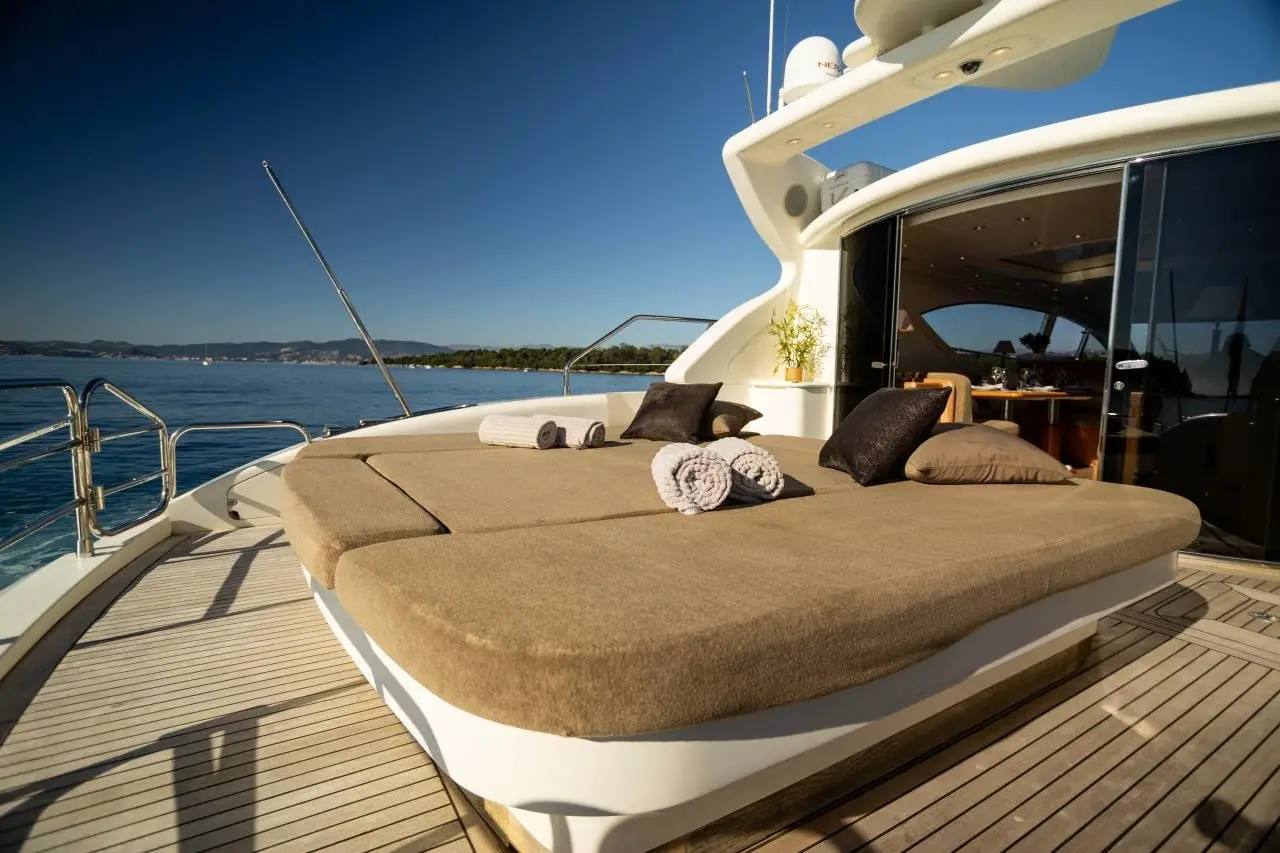 Leopard 24, flybridge — Yacht Charter Marbella, Marbella. Cubierta amplia y tres cabinas rumbo a Estepona