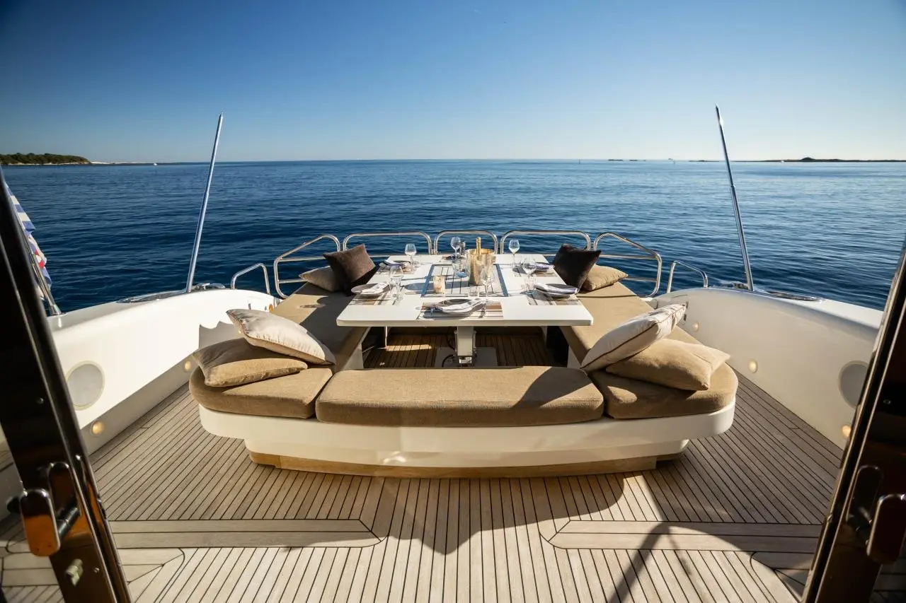 Leopard 24, exterior — Yacht Charter Marbella, Marbella. Cubierta amplia y tres cabinas rumbo a Estepona