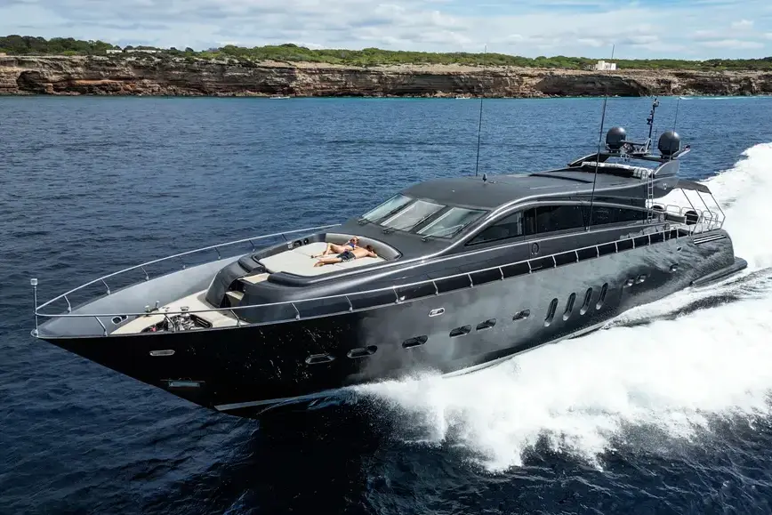 Leopard 31 — Yacht Charter Marbella, Marbella. Cubierta amplia y rumbo directo a Estepona