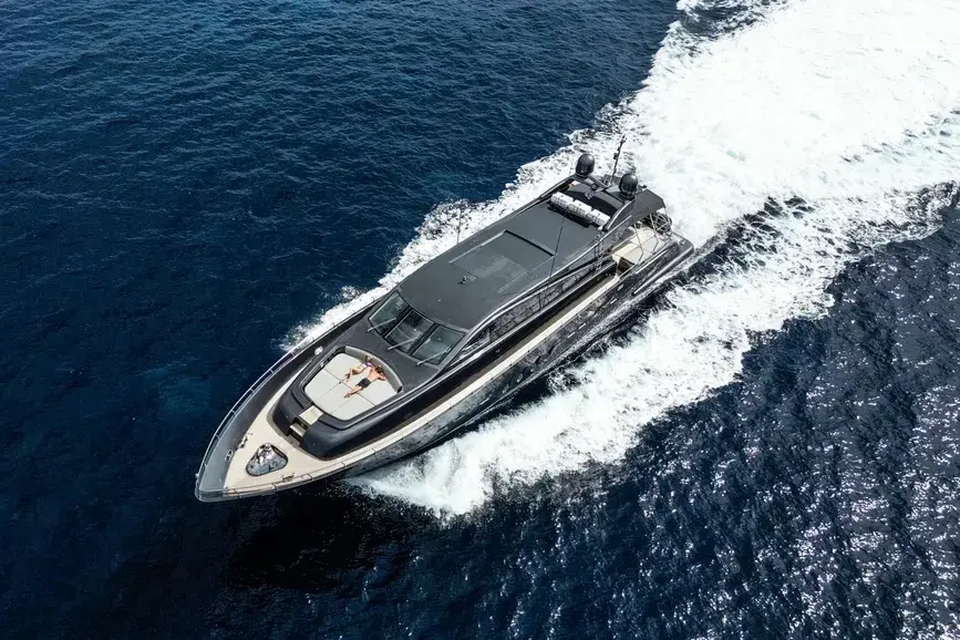 Leopard 31, exterior — Yacht Charter Marbella, Marbella. Cubierta amplia y rumbo directo a Estepona