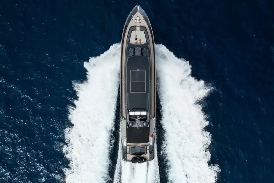 Leopard 31, cubierta principal — Yacht Charter Marbella, Marbella. Cubierta amplia y rumbo directo a Estepona