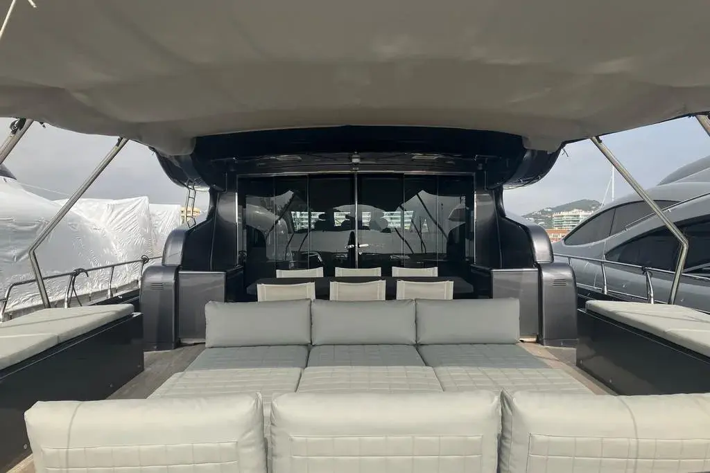 Leopard 31, cubierta de popa — Yacht Charter Marbella, Marbella. Cubierta amplia y rumbo directo a Estepona