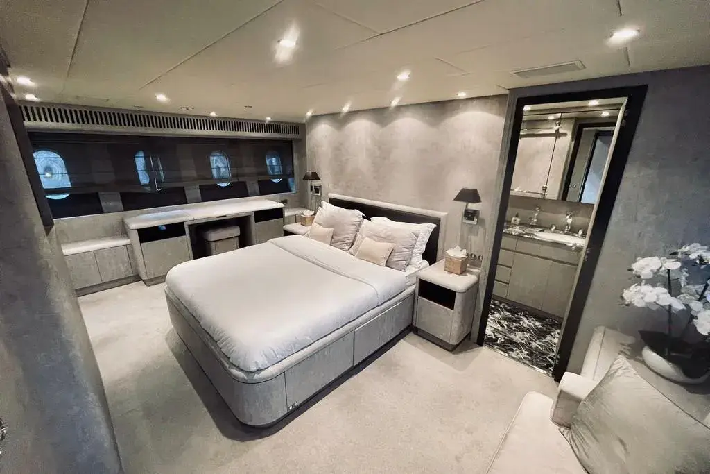 Leopard 31, salón — Yacht Charter Marbella, Marbella. Cubierta amplia y rumbo directo a Estepona