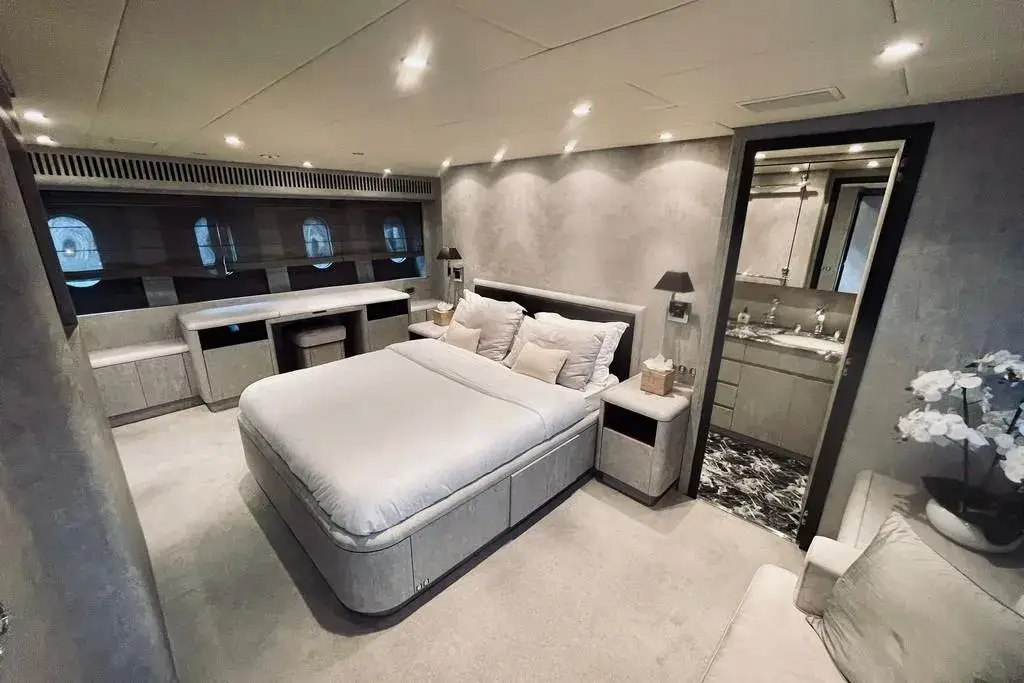 Leopard 31, salón — Yacht Charter Marbella, Marbella. Cubierta amplia y rumbo directo a Estepona