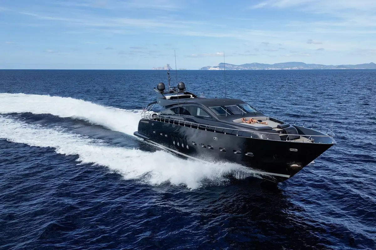 Leopard 31, camarote principal — Yacht Charter Marbella, Marbella. Cubierta amplia y rumbo directo a Estepona
