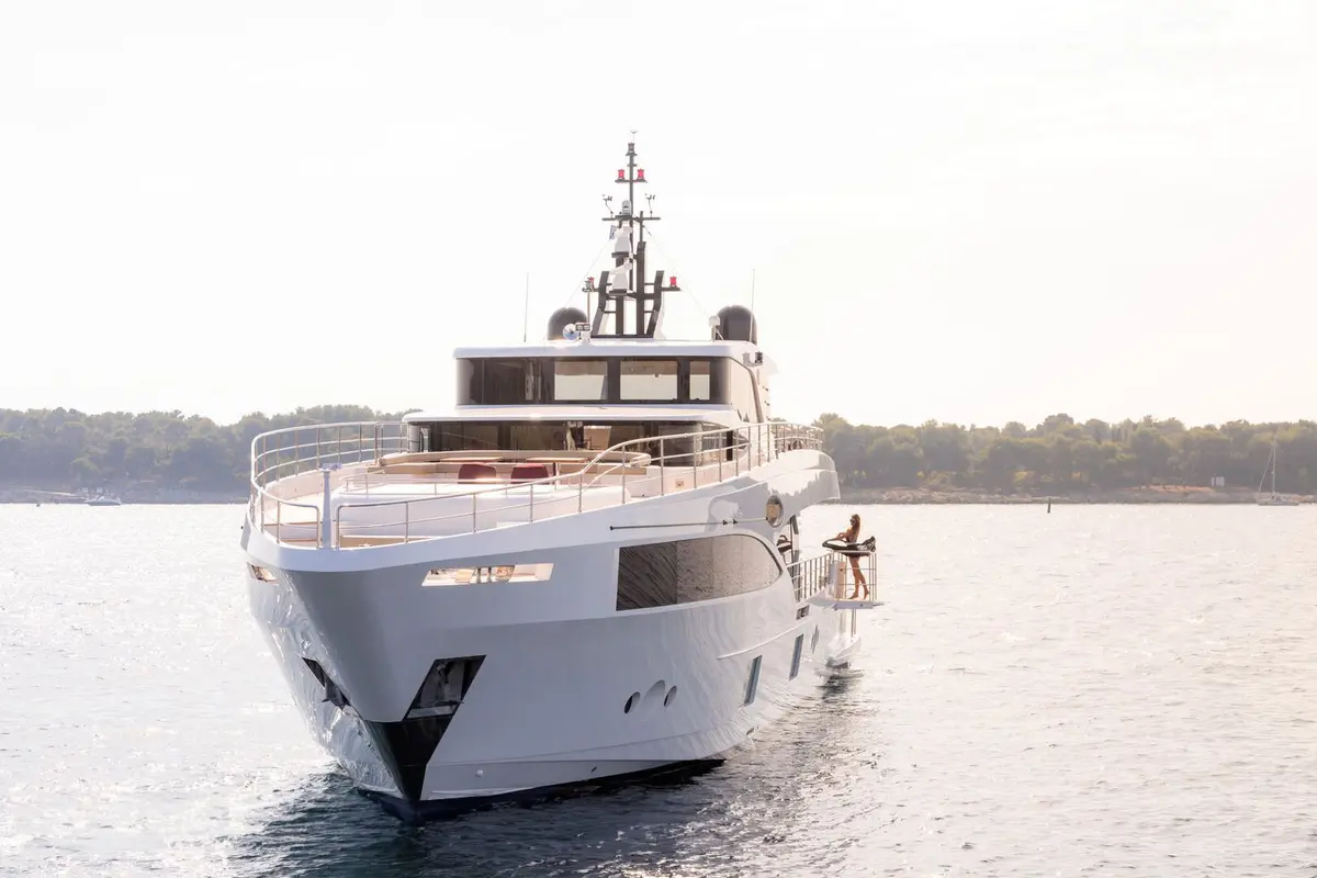 Majesty 100 — Yacht Charter Marbella, Marbella. Cinco camarotes y toda la costa por descubrir