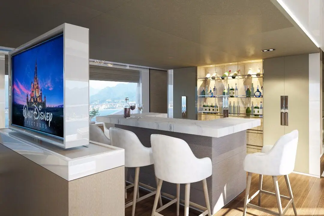 Majesty 100, cubierta principal — Yacht Charter Marbella, Marbella. Cinco camarotes y toda la costa por descubrir
