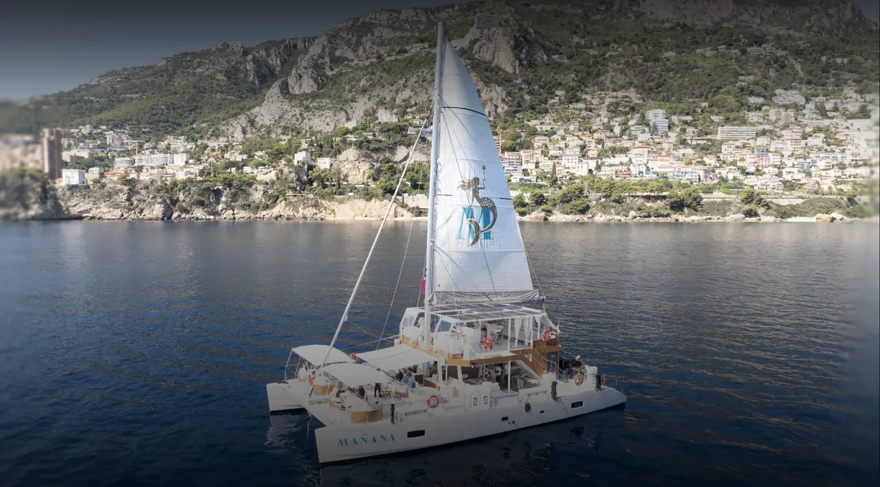 Manana Yacht, exterior — Yacht Charter Marbella, Marbella. Cubierta amplia para grupos frente a Puerto Banús