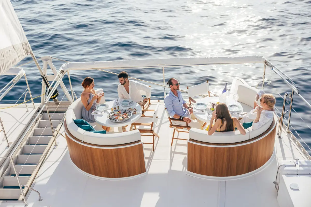 Manana Yacht, cubierta principal — Yacht Charter Marbella, Marbella. Cubierta amplia para grupos frente a Puerto Banús