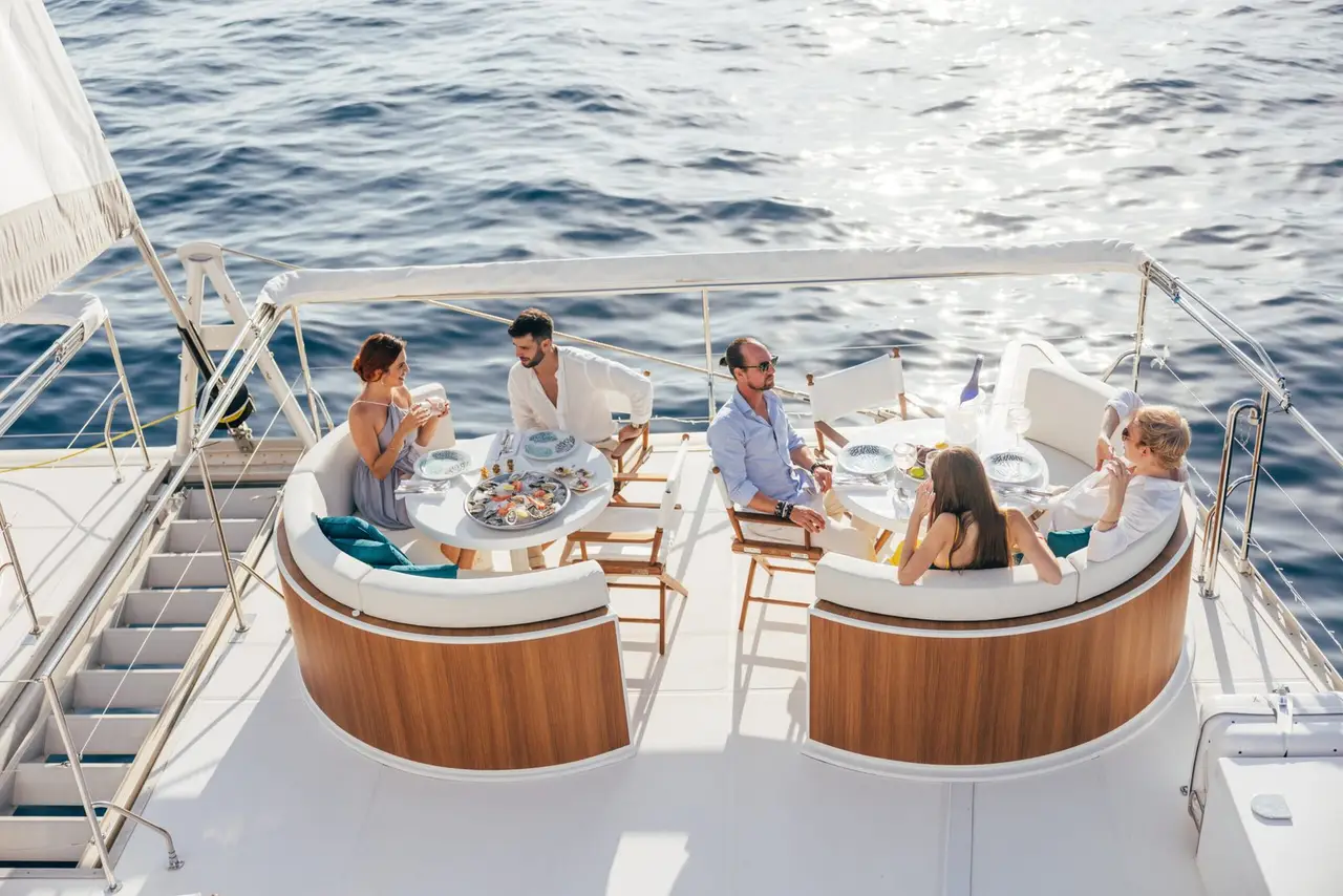 Manana Yacht, cubierta principal — Yacht Charter Marbella, Marbella. Cubierta amplia para grupos frente a Puerto Banús