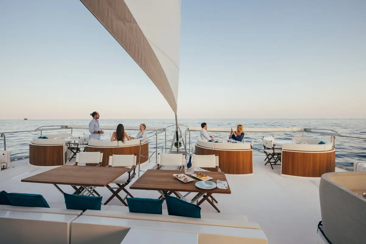 Manana Yacht, cubierta de popa — Yacht Charter Marbella, Marbella. Cubierta amplia para grupos frente a Puerto Banús