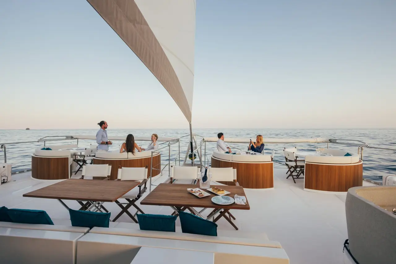 Manana Yacht, cubierta de popa — Yacht Charter Marbella, Marbella. Cubierta amplia para grupos frente a Puerto Banús