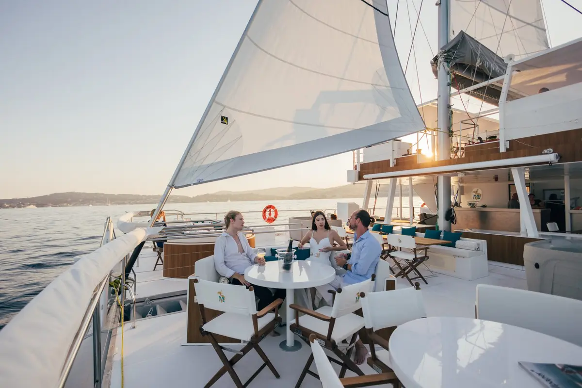 Manana Yacht, salón — Yacht Charter Marbella, Marbella. Cubierta amplia para grupos frente a Puerto Banús