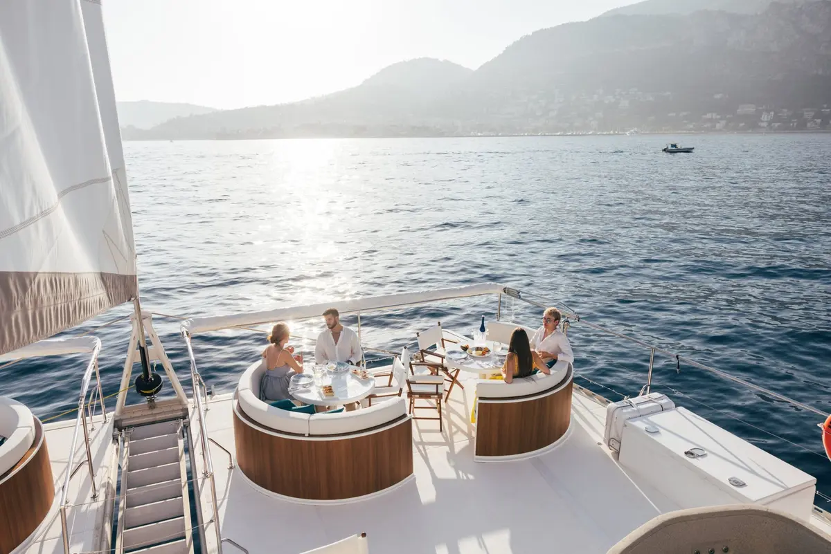 Manana Yacht, camarote principal — Yacht Charter Marbella, Marbella. Cubierta amplia para grupos frente a Puerto Banús