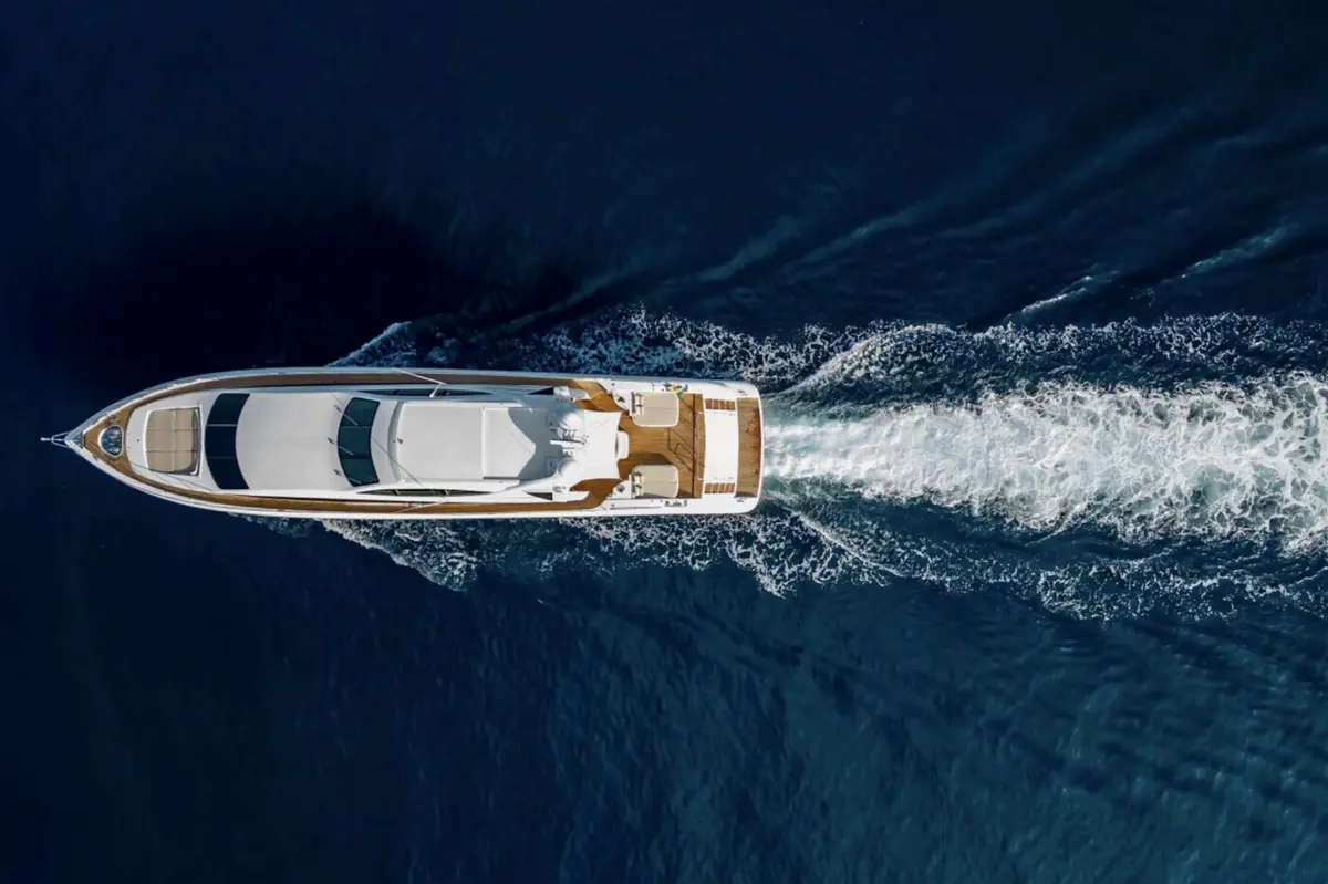 Mangusta 105, exterior — Yacht Charter Marbella, Marbella. Silueta deportiva y velocidad para la costa de Marbella